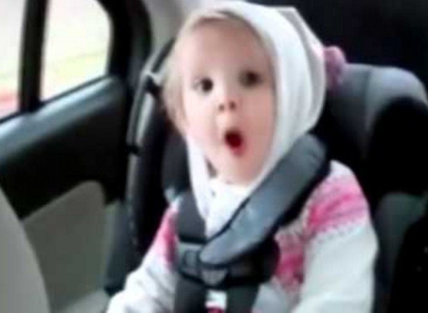 Θα κλάψετε από το γέλιο: Αστείο μωράκι ενθουσιάζεται μόλις ακούει μουσική